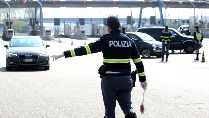 Bologna, su Whatsapp mentre correvano in tangenziale: pioggia di multe e 180 punti patente in fumo