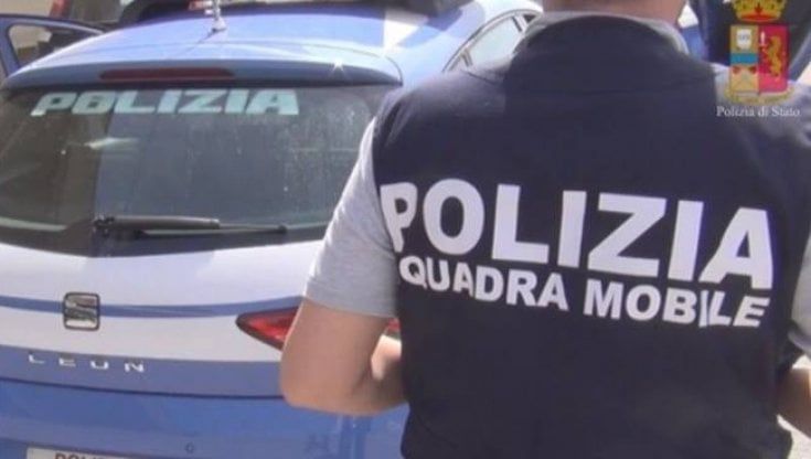 Napoli, diciassettenne accoltella sua madre e la uccide. I passanti sentono le urla e chiamano il 113  