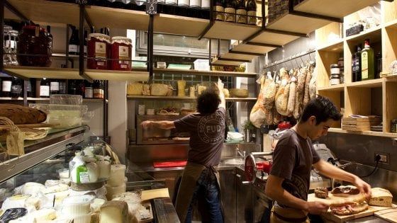 Palermo, tra mercati, botteghe e osterie: ritratto della città dove il cibo è un'arte