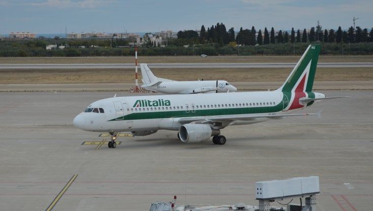 Ita, atterrato il primo volo. Ma la compagnia "veste" ancora Alitalia
