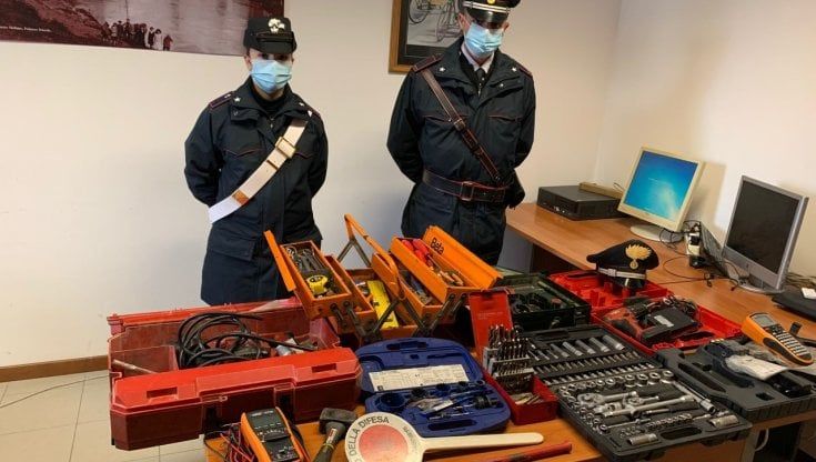 Colorno, svuota il furgone del consorzio l'ultimo giorno di lavoro: operaio denunciato 