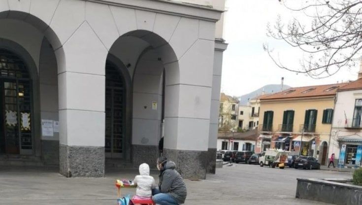 Con il banchetto davanti al Comune, la protesta di un'alunna a Cava de' Tirreni