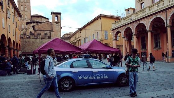 Bologna, automobilista ha un infarto: i poliziotti gli salvano la vita