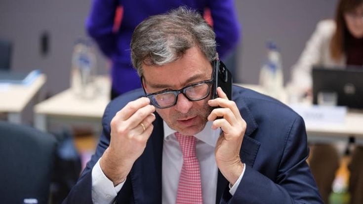 Aiuti alle imprese e più tasse. Il governo cambia la manovra con un maxi-emendamento