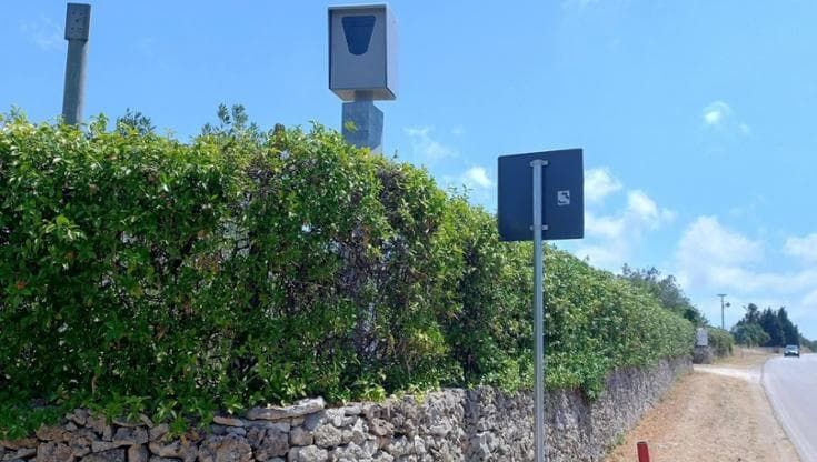 Salento, autovelox della discordia sulla provinciale dei vacanzieri: “Non si vede, va rimosso”