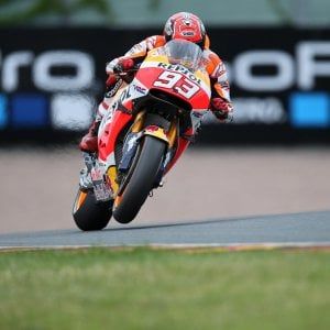 MotoGp, Germania: Marquez in pole, terzo Rossi