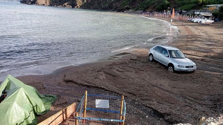 Isola d’Elba, auto sulla spiaggia accanto al nido di Caretta caretta