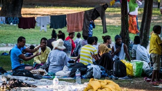 Il banchetto per 50mila migranti fa insorgere il centro-destra. Sala "Milano contro ogni razzismo"