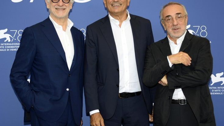 Venezia 78. Detenuto e carceriere, gioco a ruoli invertiti per Silvio Orlando e Toni Servillo in 'Ariaferma'