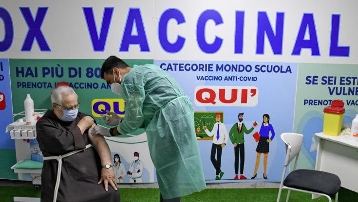 La Cei ai vescovi: "Invitate alla vaccinazione fedeli e operatori pastorali"