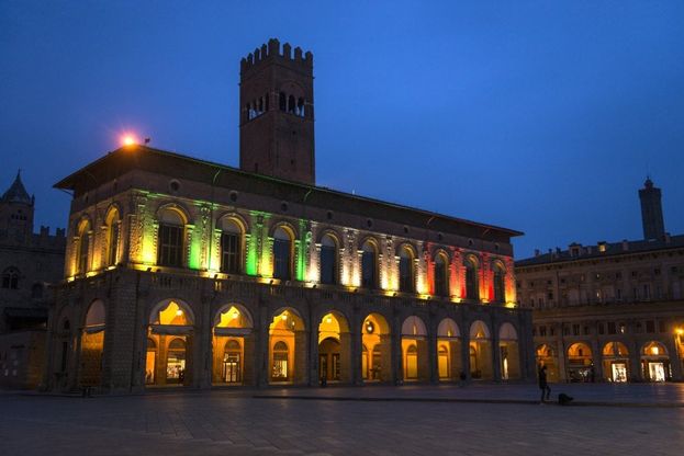 Bologna, il palazzo del Podestà si tinge del tricolore. Merola: "Affrontiamo insieme questo momento"