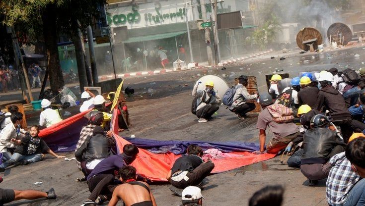 Massacro in Myanmar, decine di "uccisi dai cecchini". I generali usano TikTok per reprimere la rivolta
