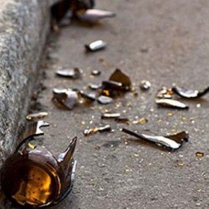 Si affrontano con bottiglie rotte in strada, uomo in fin di vita nel Casertano