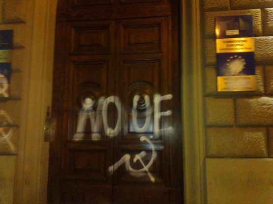 Roma, imbrattato nella notte il portone della sede della Commissione europea