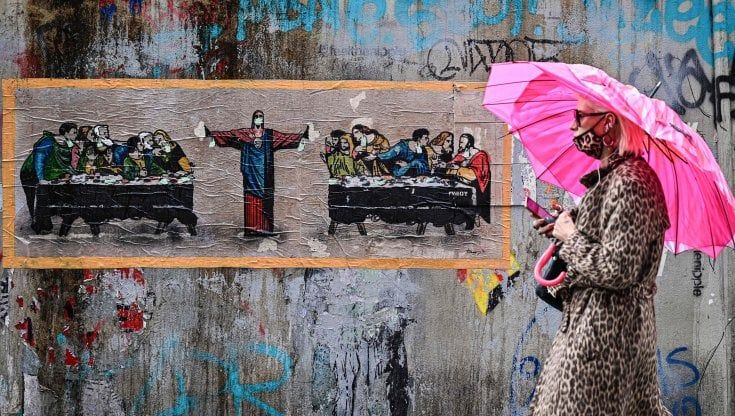 L'ultima cena rivisitata per sei con le distanze anti-Covid: tre nuovi murales di TvBoy a Milano
