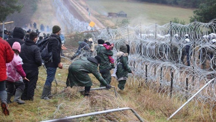 Polonia-Bielorussia, stop agli eurodeputati al confine: la Polizia di Varsavia impedisce l'accesso anche ai cronisti