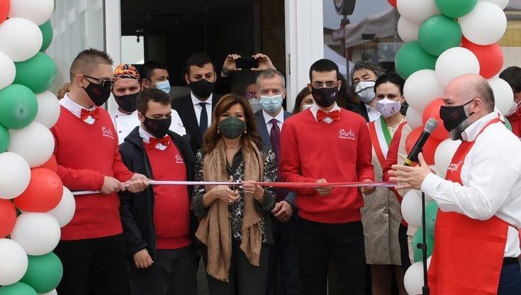 Apre PizzAut, la prima pizzeria gestita da ragazzi autistici: "Così nutriamo l'inclusione"