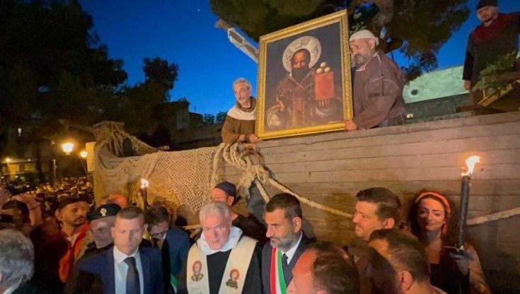 Partito il corteo storico di San Nicola:  migliaia di baresi in strada