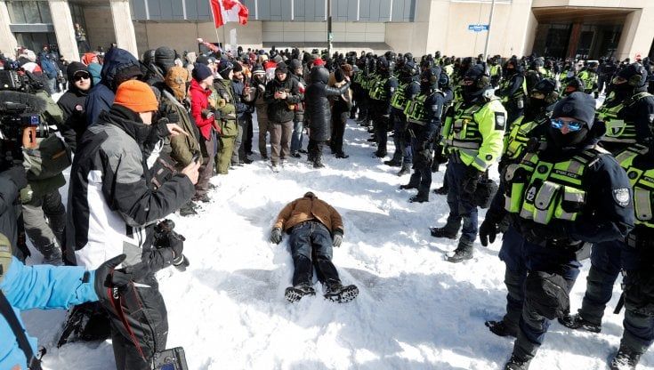 Canada, dopo due giorni di scontri Ottawa rompe l’assedio dei camionisti No Vax