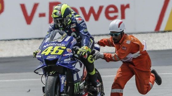 MotoGp, Malesia: Rossi cade sul più bello, vince ancora Marquez. In Moto2 titolo a Bagnaia