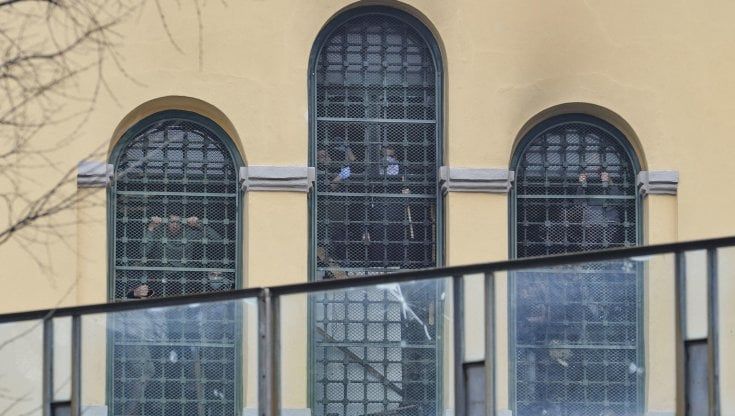 Carceri, tutti i numeri del contagio: il Covid corre più veloce del Parlamento