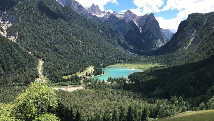 La lentezza dell'acqua dolce. Dal Garda a Bolsena, da Dobbiaco ai Nabi, l'Italia dei laghi