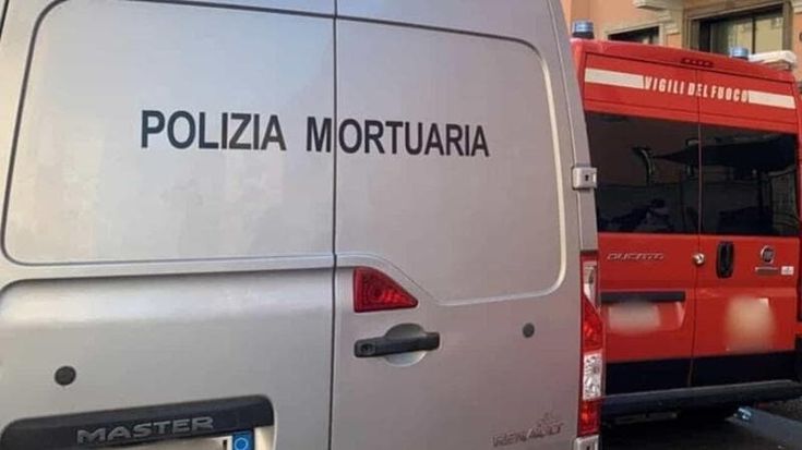 Villa Gordiani, 57enne trovato morto in casa: il cane lo veglia per giorni accanto al letto