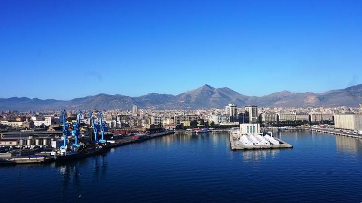 Porto di Palermo, ingresso vietato all’auto con il pass disabili: la storia di Annamaria e del padre malato