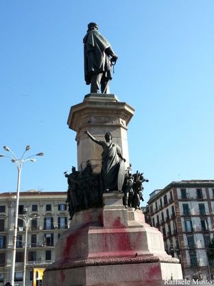 Imbrattata la statua di Garibaldi restaurata tre anni fa