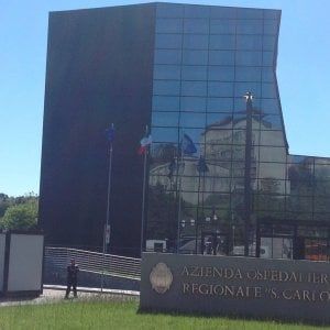 Potenza, l'ospedale San Carlo chiama medici in pensione
