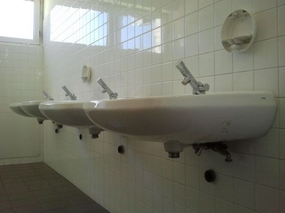 I vandali fanno festa: ko bagni,<br /> quadri elettrici e la sede dei vigili
