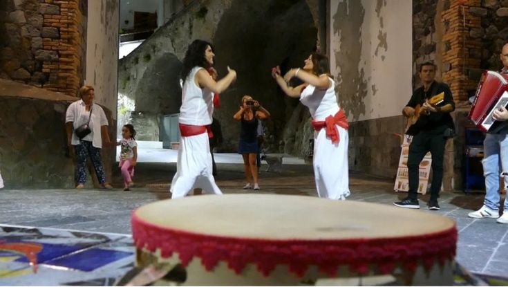 La notte di Masaniello ad Atrani: i vicoli del borgo diventano il set della rivolta