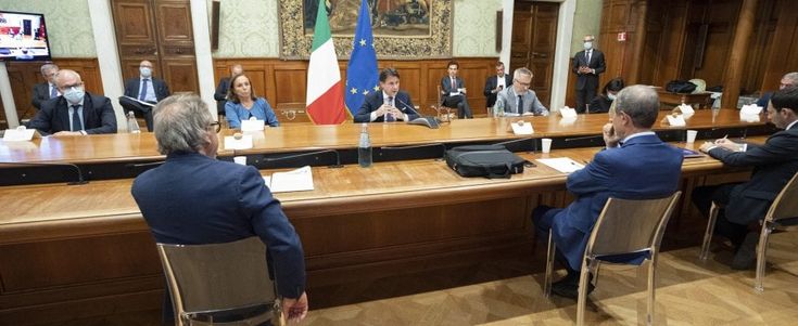 Migranti, Musumeci soddisfatto a metà dell'incontro con Conte: "Tanti impegni ma nessuna certezza"