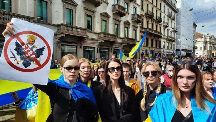 Olga, Irina, Helena e Liudmila: le modelle ucraine al corteo del 25 Aprile a Milano. "Grazie Italia per la solidarietà"