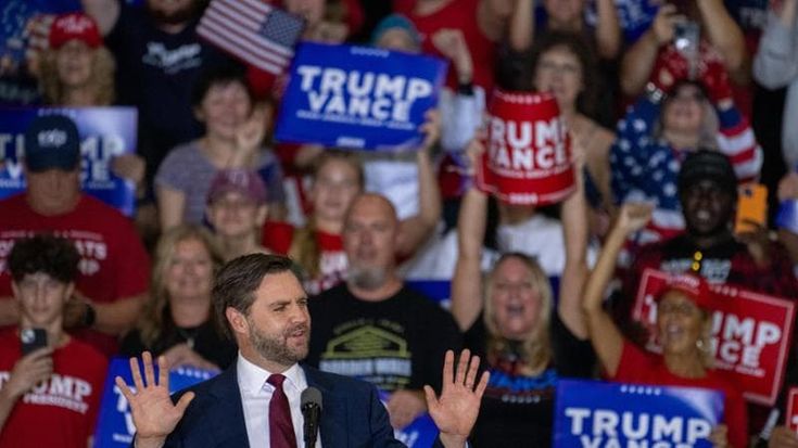 La virata religiosa di Trump e Vance. Il vice si fa ospitare dal predicatore che definisce Harris “Satana”, il tycoon prega Sant’Arcangelo contro il “demonio”