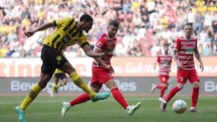 Bundesliga, il Borussia Dortmund a un passo dal titolo: vince 3-0 a Augsburg e sorpassa il Bayern
