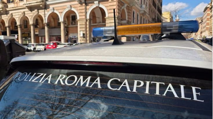 Sale sul cornicione al 5° piano e minaccia di lanciarsi per amore: la polizia locale salva 25enne