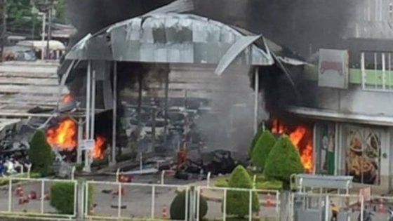 Thailandia, autobomba al centro commerciale: numerosi feriti