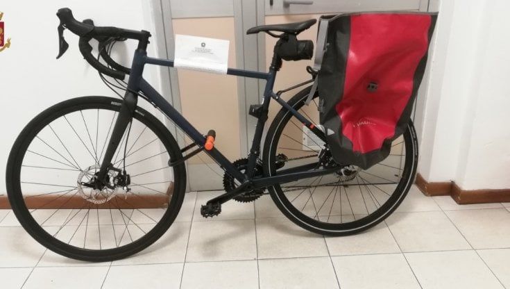 Parma, fermato in auto con la bici rubata nel bagagliaio 