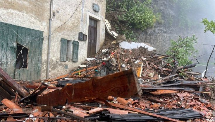 Alluvione in Emilia-Romagna, l'Appennino si sgretola: 280 frane, paesi isolati. I sindaci: "Diverse case minacciate dagli smottamenti"