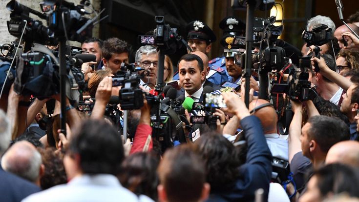 Di Maio, il ministro assediato dalle crisi