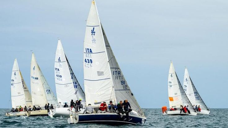 Il circolo Maestrale di Santo Spirito trionfa all’Ippocampo, la sfida tra i migliori velisti su J24
