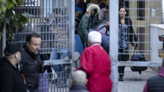 Torre Maura, ancora tensioni: petardo e saluti romani mentre vengono trasferiti i primi rom 