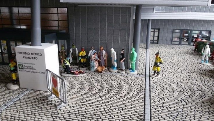 Gesù nasce all'ospedale da campo di Bergamo, così è il presepe al tempo del Covid