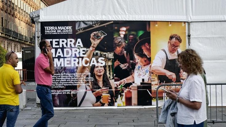 Terra Madre invade il centro con gli stand: “Siamo ingombranti, ma era l’ultima volontà di Carlin”