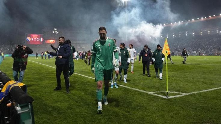 Gli azzurri via in silenzio dalla Bosnia in festa. E Donnarumma confessa: “Ho pianto”