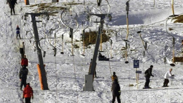 Neve d’oro, si riparte: in pista con il casco, numero chiuso e rincari