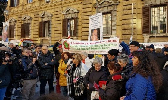 La protesta dei malati di Sla davanti al ministero: "Servono più risorse"