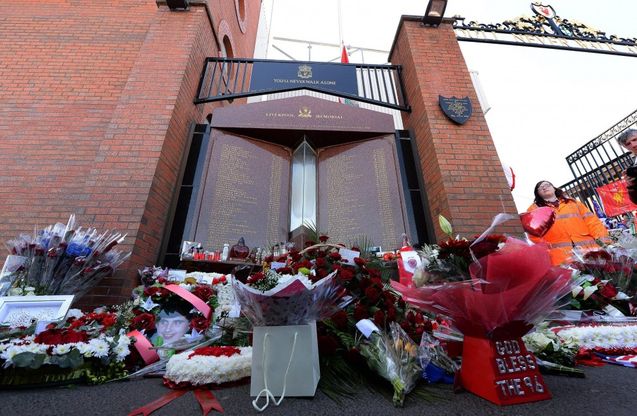 Liverpool si ferma, ad Anfield il ricordo delle 96 vittime della tragedia di Hillsborough