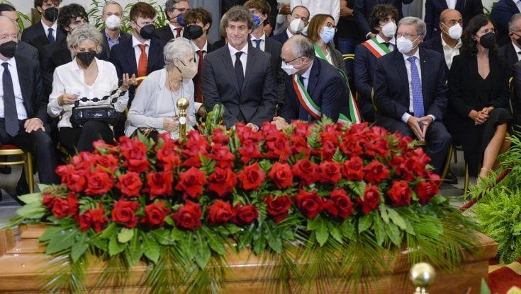 Funerali di Piero Angela, c'è anche Torino. Lutto cittadino